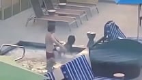 Flagra casal fudendo na piscina de casa Flagra casal fudendo na piscina de casa