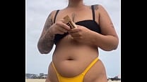 USANDO UM BIQUINI AMARELO BEM APERTADO RACHANDO A BUCETA PRA CHAMAR ATEN Ccedil  Atilde O NA PRAIA