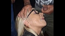Meu marido me levou novamente no cinema porno  porque queria ver novos machos esporrando na minha cara e boca  E eu adorei  de novo Meu marido me levou novamente no cinema porno  porque queria ver novos machos esporrando na minha cara e boca  E eu adorei  de novo