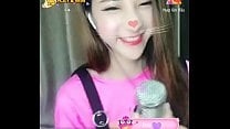Em g aacute i xinh xắn ngồi h aacute t tr ecirc n livestream Uplive