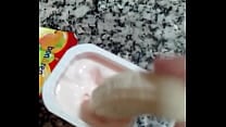 Banana muy caliente v a un pobre peque ntilde o yogurt virgen