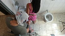 FUI NO BANHEIRRO E VI MINHA A FILHADA DE PIJAMINHA LOGO FIQUEI COM O PAL DURO E PEDI PRA SOCA NA BUNDA DELA FUI NO BANHEIRRO E VI MINHA A FILHADA DE PIJAMINHA LOGO FIQUEI COM O PAL DURO E PEDI PRA SOCA NA BUNDA DELA