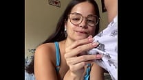 Nerd morena e peituda fazendo boquete profundo no pau grande do Wellington Prado de costas pro espelho de shorts jeans Nerd morena e peituda fazendo boquete profundo no pau grande do Wellington Prado de costas pro espelho de shorts jeans