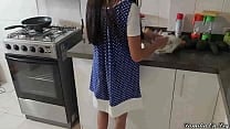 Hijastra Cocinando su Padrastro se Aprovecha de ella Cuando queda sola en Casa Hijastra Cocinando su Padrastro se Aprovecha de ella Cuando queda sola en Casa