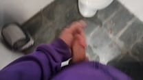 O pedreiro apareceu pra terminar o servi ccedil o e encontrou a patroa fazendo limpeza na  aacute rea de piscina e convenceu ela entrar no banheiro e fazer um boquete