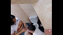 Estudiantes pillados follando duro en el ba ntilde o de la escuela y el se corre en su boca INCREIBLE VIDEO AMATEUR