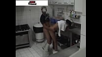 Flagra em v iacute deo mostra homem fazendo sexo com cozinheira no restaurante