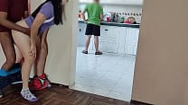 Que puta es la mujer de mi amigo me chupa la polla mientras el esta cocinando y no puede vernos a el le gusta ser un cornudo y su esposa como esta bien rica yo le parto el culo Que puta es la mujer de mi amigo me chupa la polla mientras el esta cocinando y no puede vernos a el le gusta ser un cornudo y su esposa como esta bien rica yo le parto el culo