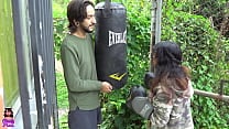 Practicando boxeo golpeo al vecino y no me queda de otra que consentirlo chupandole su gran verga y me dejo follar Practicando boxeo golpeo al vecino y no me queda de otra que consentirlo chupandole su gran verga y me dejo follar