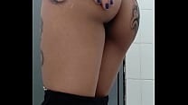 cuidando da tatto no banheiro do trabalho veja
