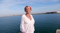 A 70ans Eva croque deux jeunes lascars A 70ans Eva croque deux jeunes lascars