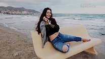 Gata exibicionista tirou toda roupa na praia e mostrou sua racha depiladinha para o seu deleite Gata exibicionista tirou toda roupa na praia e mostrou sua racha depiladinha para o seu deleite