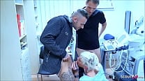 Deutsche Krankenschwester von 2 Typen zum Dreier Sex in Praxis ausgetrickst Deutsche Krankenschwester von 2 Typen zum Dreier Sex in Praxis ausgetrickst