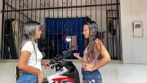 mi vecina esta lavando su moto y la invito a mi casa y follamos en la sala mi vecina esta lavando su moto y la invito a mi casa y follamos en la sala