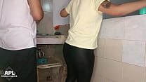 Mientras hablo con la amiga de mi madrastra en la cocina le termino tocando su jugoso co ntilde o hasta follarla  ella no sabia que la esba granbando Mientras hablo con la amiga de mi madrastra en la cocina le termino tocando su jugoso co ntilde o hasta follarla  ella no sabia que la esba granbando