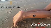 Ela corre na areia da praia e bate com o bumbum na aacute gua kkk Vem ver meu marido comendo meu cuzinho Ela corre na areia da praia e bate com o bumbum na aacute gua kkk Vem ver meu marido comendo meu cuzinho