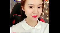 Em g aacute i aacute o trắng tinh kh ocirc i ngồi livestream tr ecirc n Uplive