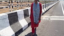 कोमल हाईवे के ब्रिज पर खड़ी ड्राइवर से छूत वने के लिए कोमल हाईवे के ब्रिज पर खड़ी ड्राइवर से छूत वने के लिए