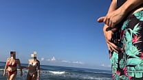 Me saco la polla en la playa p uacute blica para ver si alguna chica se antoja y consigo PREMIO DOBLE