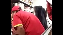 Se desnuda y se toca en una tienda