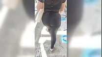 MADURA CULONA USANDO LEGGINS EN LA CALLE