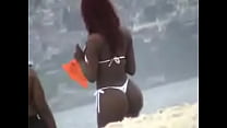 Mulata de fio dental branco na praia Mulata de fio dental branco na praia