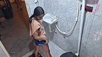 Dando o cuzinho no banheiro enquanto a amiga est aacute do lado esperando tudo acabar Dando o cuzinho no banheiro enquanto a amiga est aacute do lado esperando tudo acabar