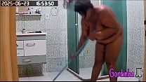 Camera escondida flagra madrasta safada com grande peitos e marquinha de biquini arrumando a casa Camera escondida flagra madrasta safada com grande peitos e marquinha de biquini arrumando a casa