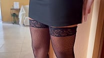 Sexy MILF en falda y medias