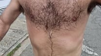 Peludo safado treinando ao ar livre