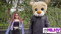 Rosario anda cachonda en la calle y termina follando al Osito Milky No lo mires si eres sensible Rosario anda cachonda en la calle y termina follando al Osito Milky No lo mires si eres sensible