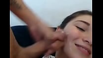 Mi prima con dos amigos se le corren en la cara Mi prima con dos amigos se le corren en la cara