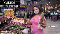 Kriss Hotwife Sendo Controlada Com Lush Na Buceta Escolhendo Pepino Grande e Grosso Para Fazer Salada Especial Pro Corno