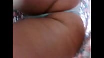 Upskirt Debaixo da saia da gostosa calcinha toda enfiada no rabo