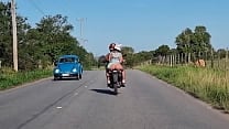 Rabuda gostosa na moto mostrando a sua bunda na rua 
