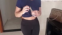 Cheguei em casa e a faxineira estava de cal ccedil a legging  fiquei com um puta tes atilde o e acabei oferecendo dinheiro em troca de sexo Cheguei em casa e a faxineira estava de cal ccedil a legging  fiquei com um puta tes atilde o e acabei oferecendo dinheiro em troca de sexo