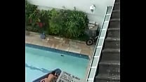 Caiu na net  trepando na piscina 