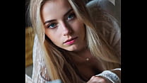 Belle femme AI Blonde de 18 ans avec de beau seins et un corp parfait