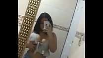Rica colegiala baila para su novio en el espejo