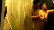 Mi esposa tomando un rico ba ntilde o con su amigo