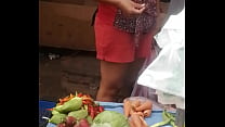 Mostrando las tetas en el mercado pt 1