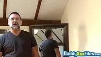 Mature gay guy receives sloppy blowjob before analdrilling