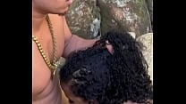 Primeira vez da coroa de 45 anos dando pro novinho na cachoeira Primeira vez da coroa de 45 anos dando pro novinho na cachoeira