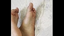 Arab Hijab Girl in Niqab Teases Her Cute Feet and Soft Soles Arab Hijab Girl in Niqab Teases Her Cute Feet and Soft Soles