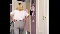 Loira gostosa rabuda de legging socada
