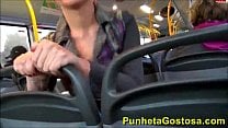 Duas amigas chupando um cara no onibus at eacute ele gozar