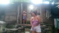 me pone muy cachonda mi hermanastra con ese culo grande que tiene no aguanto la calentura y empiezo a masturbarla en el patio de nuestra casa humilde me pone muy cachonda mi hermanastra con ese culo grande que tiene no aguanto la calentura y empiezo a masturbarla en el patio de nuestra casa humilde