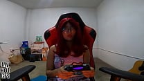 Mientras Kelly se divierte con los videojuegos yo me divierto llen aacute ndole el co ntilde ito de leche Mientras Kelly se divierte con los videojuegos yo me divierto llen aacute ndole el co ntilde ito de leche