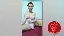 Nữ ho agrave ng s ograve  l ocirc ng livestream m oacute c bướm tung t oacute e