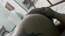 Macho alfa arrebenta a bunda da morena e lhe d aacute  muito esperma